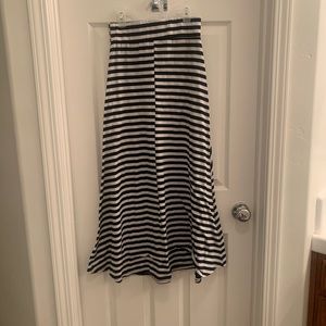 Long skirt, black and white